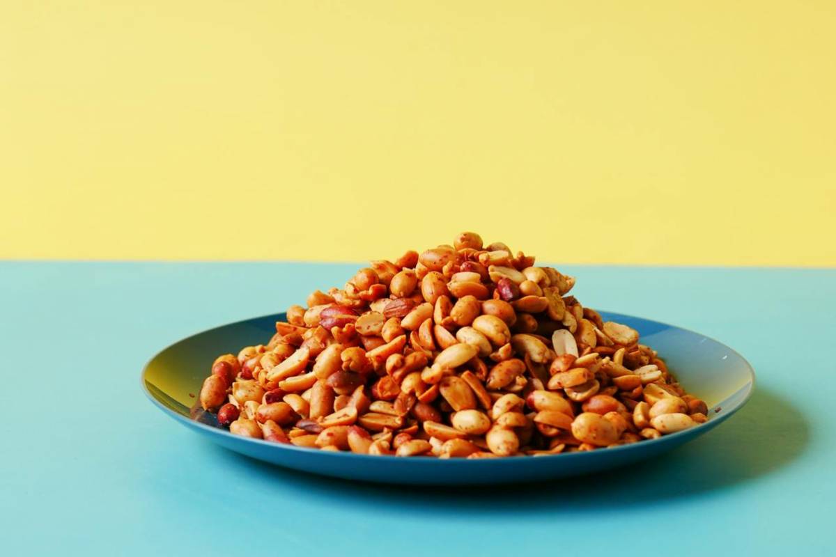 ilustrasi kacang bumbu cabai daun jeruk (pexels.com/Towfiqu barbhuiya)